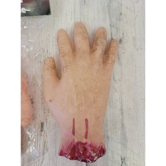 Severed hand set zombie Halloween scary blood lawn prop - Picture 4 of 8